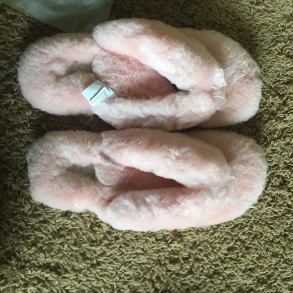 Band new pair of pink ugg flipflop slippers