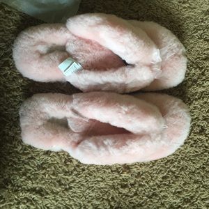 Band new pair of pink ugg flipflop slippers