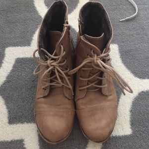 Short combat boots