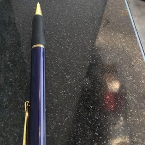 Meet your Posher, Bee