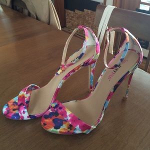 NWOT Minimal ankle strap floral sandals