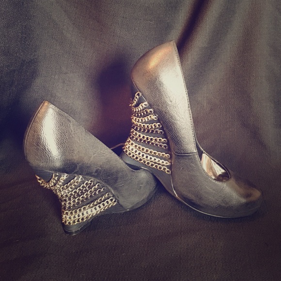 Not rated black fierce wedges from buckle!