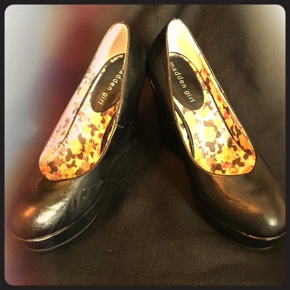 Black never worn wedges by madden girl