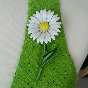 Vintage 60s Daisy Pin