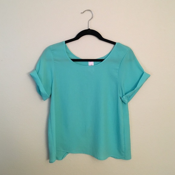 Francesca's Collections Tops - 🔅END OF SUMMER SALE🔅Francesca's Polyester Top