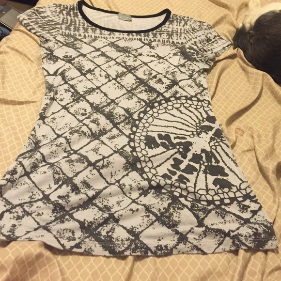 Adorable and soft grey daytrip shirt size medium