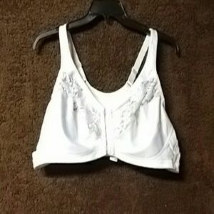 Size 48 C Glamorise bra front clasping in white