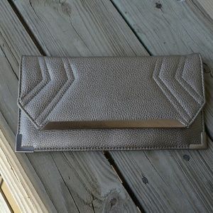 CLUTCH PURSE WITH DETACHABLE STRAP