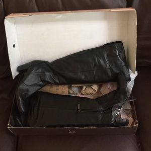 BRAND NEW! Black Leather Bandolino Eye Candy Boots