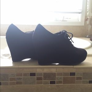 Black wedges