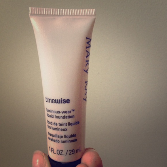 Beige 2 Mary Kay Luminous Wear Liquid Foundation