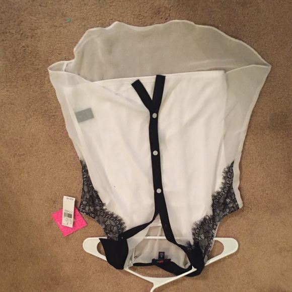 White and black blouse-WILL SHIP SAME DAY- - Picture 4 of 4