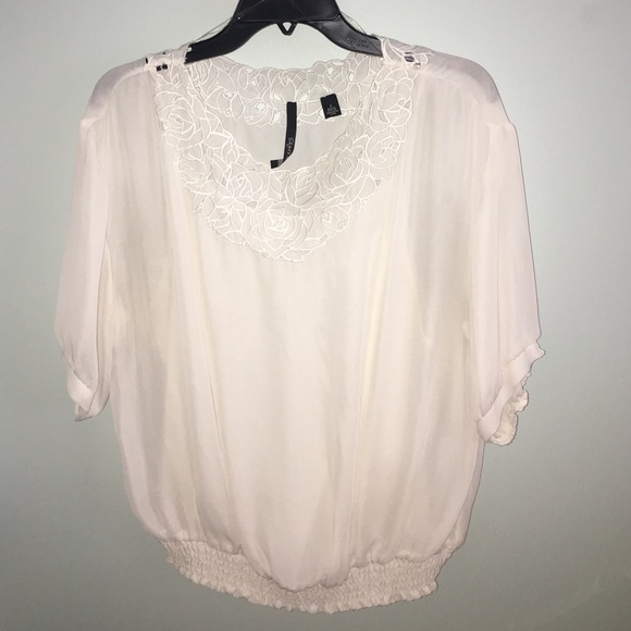 Beautiful white top 🌸