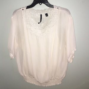 Beautiful white top 🌸