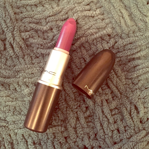MAC lipstick in HEROINE