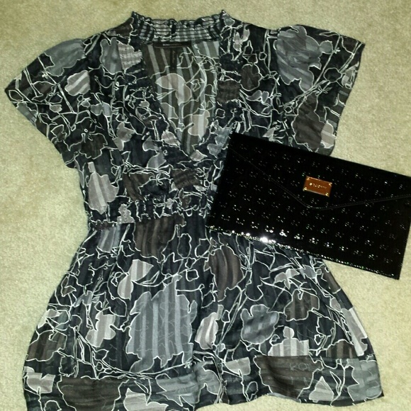 BCBG v-neck black & gray SS blouse