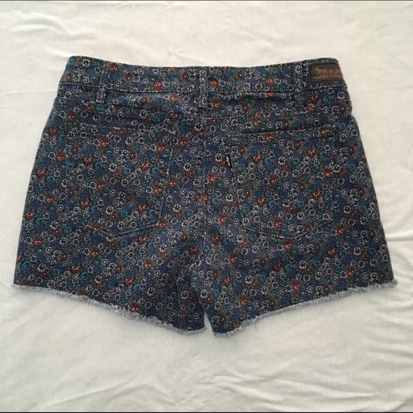 Final❗️Levi's Flower Printed High-Waisted Cutoffs - Picture 3 of 4