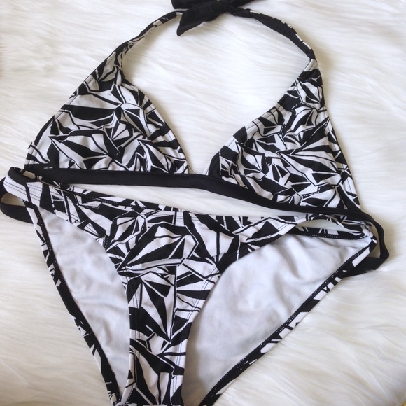 Reversible Volcom Bikini Black & White Large/Med