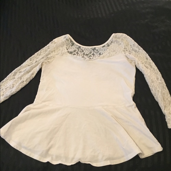 Lace & sweetheart neckline w/ 3/4 sleeves!