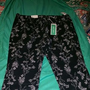 Black w/white flower print pixie pants