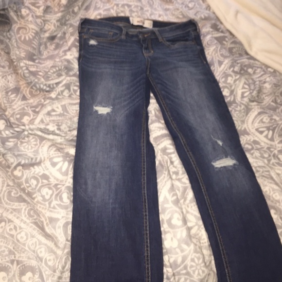 dark wash ripped jeans!! never worn