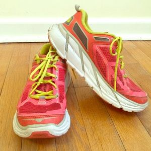 Hoka One One Clifton in Coral Size 6