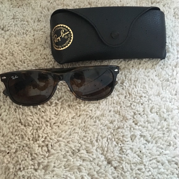 Ray-Ban Accessories - Ray ban wayfarer classic sunglasses