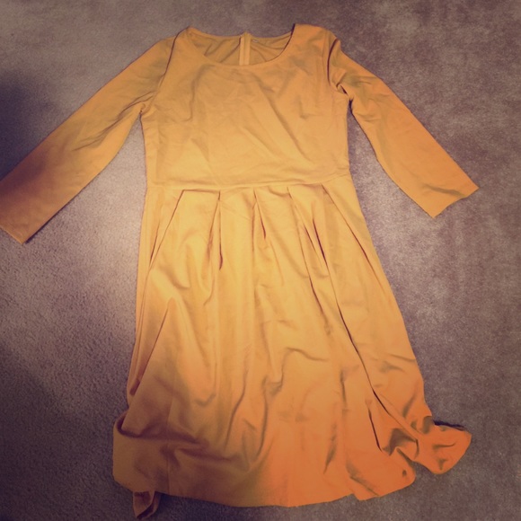 Cute yellow long-sleeved dress 💛👗💛