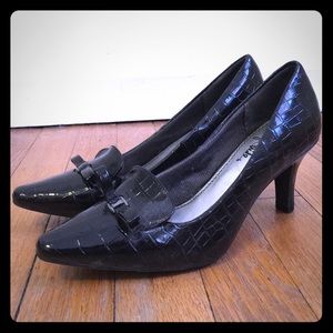 Life Stride black faux leather pump size 6