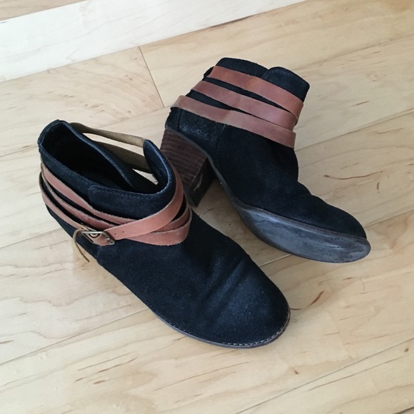 DV by dolce vita Java black suede booties