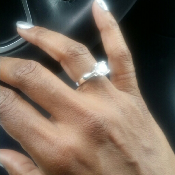 BEAUTIFUL ENGAGEMENT RING - Picture 2 of 4