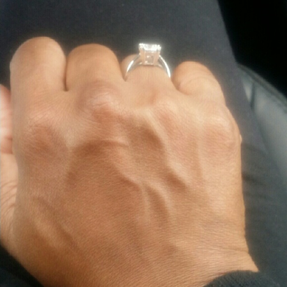 BEAUTIFUL ENGAGEMENT RING - Picture 3 of 4