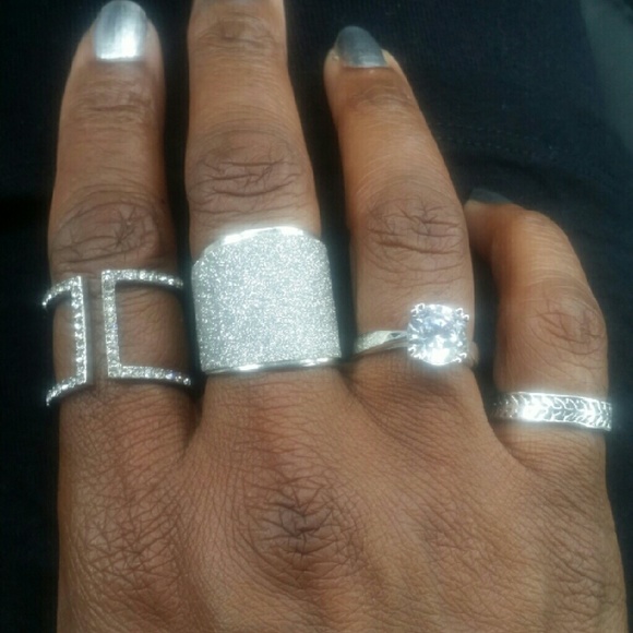 BEAUTIFUL ENGAGEMENT RING - Picture 4 of 4