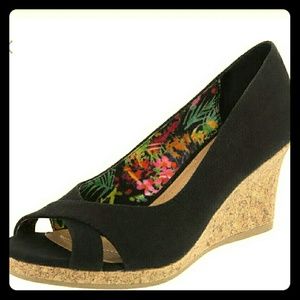 Black peep-toe wedge