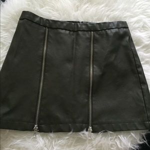 ❌❌ SOLD ❌❌ Pleather zippered skirt