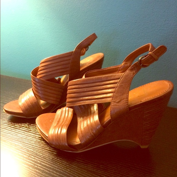 b.makowsky Camel / Brown Wedge Sandal
