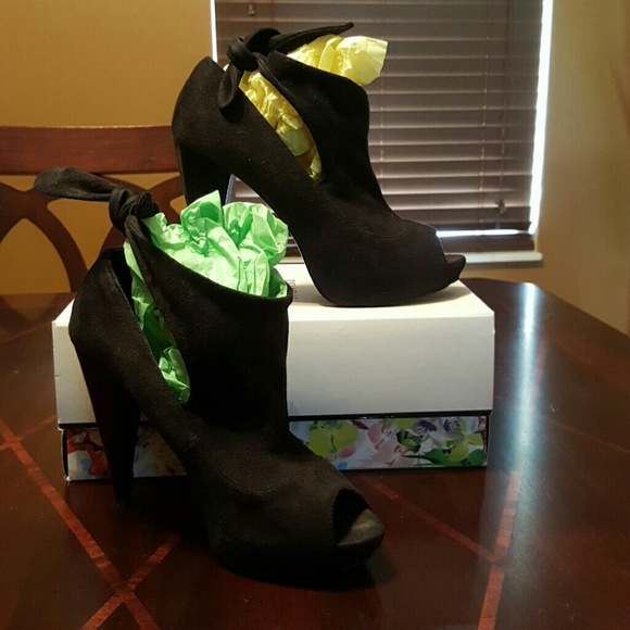 Steve Madden Peep Toe tie back booties