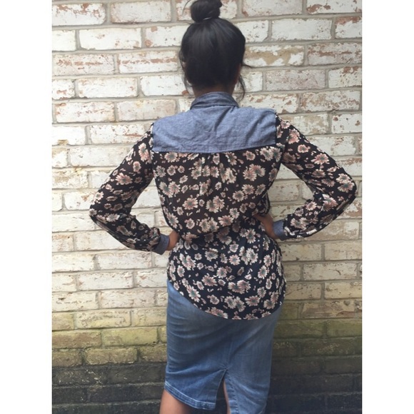 Flowers button up - Picture 2 of 3