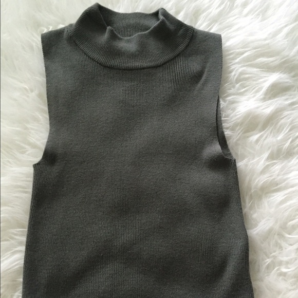 Sleeveless halter cropped top
