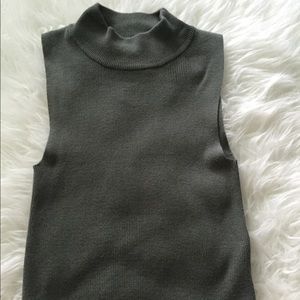 Sleeveless halter cropped top