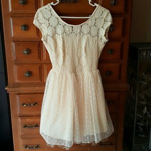 Adorable white floofy dress by My Michelle size 1