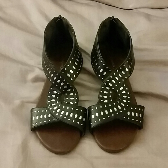 ADORABLE BLACK SANDALS