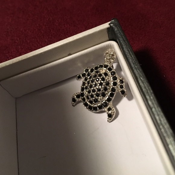 Silver turtle pendant with black diamonds - Picture 1 of 4