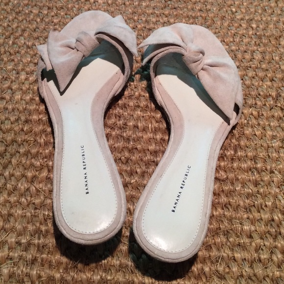 BANANA REPUBLIC Cream Suede Bow Sandals 8M NWOT