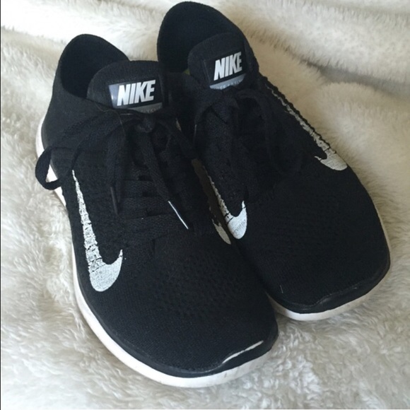 Tennis shoes