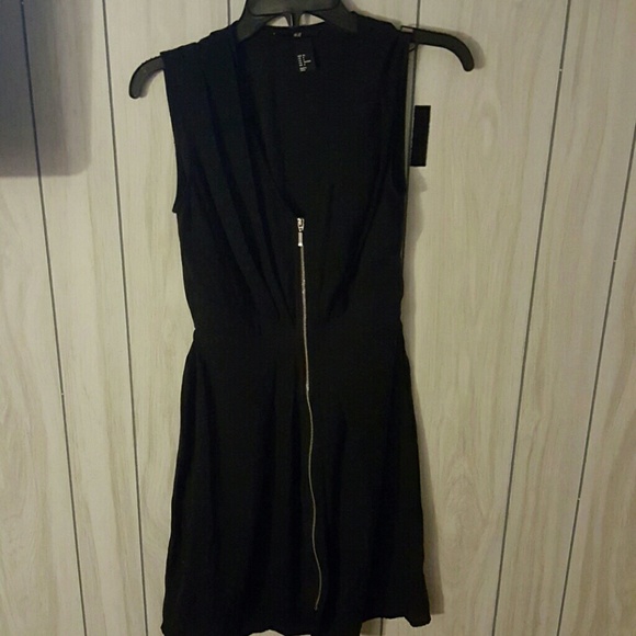 Black sleeveless zipper dress