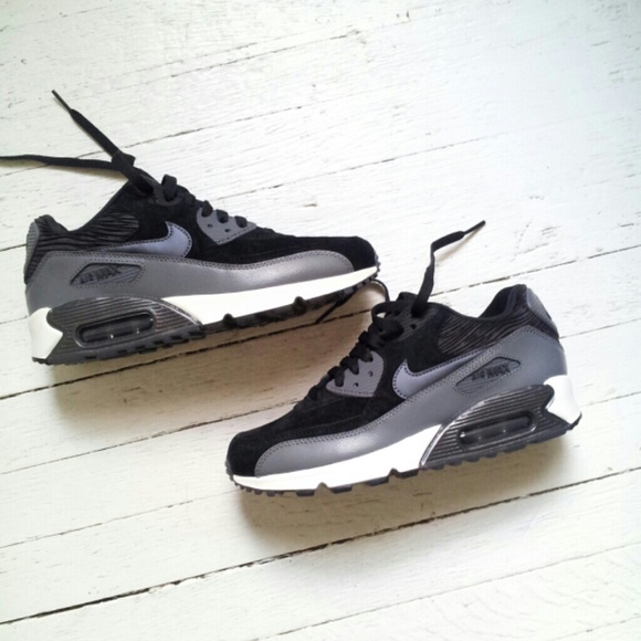Nike Shoes - WOMEN'S NIKE AIR MAX 90 LTR SZ: 8