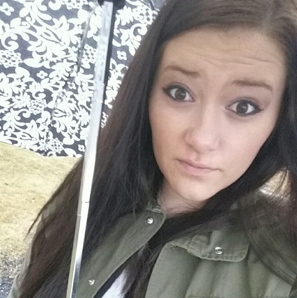 Meet your Posher, Chelsie - Picture 2 of 3