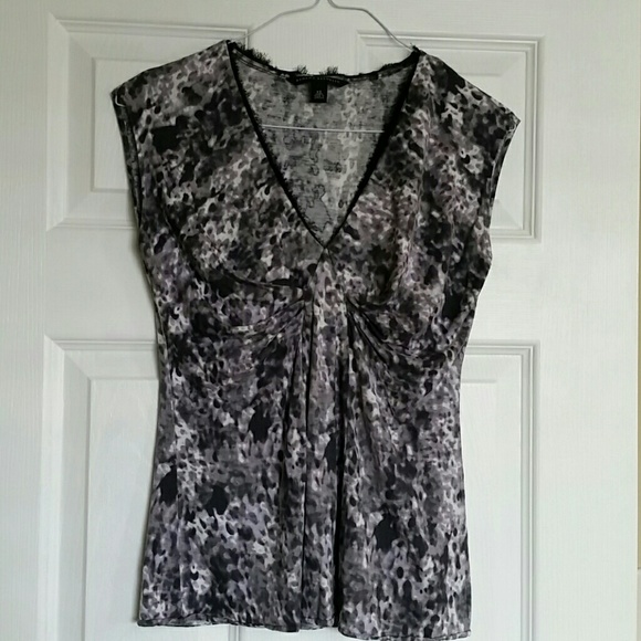 Sleeveless fitted blouse