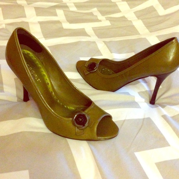 BCBGIRLS peekaboo pumps